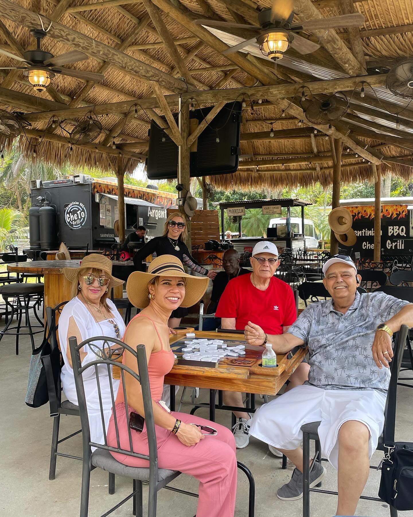 Personas mayores riendo y socializando en una cafetería.